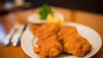 Bild: Christian Bruna/epa/dpa
Zwei Wiener Schnitzel werden in einem Restaurant serviert.