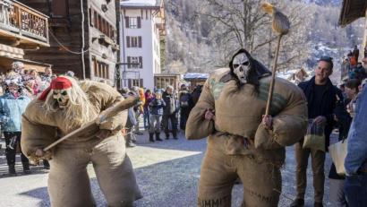 Bild: Cyril Zingaro/KEYSTONE/dpa
Kostümierte Menschen nehmen am traditionellen Karnevalsumzug im Schweizer Evolene teil, bei dem sie durch das Dorf ziehen, um die bösen Geister des Winters zu vertreiben.