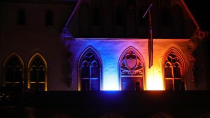Bild: Wolfgang Steinbacher
Als ein Zeichen der Solidarität und Verbundenheit wird das Amberger Rathaus mit Licht in den Nationalfarben der Ukraine angestrahlt.