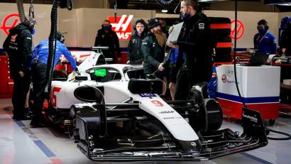 Bild: James Gasperotti/ZUMA Press Wire/dpa
Der Rennwagen vom Team Haas steht ohne Logo des Sponsors in der Box.