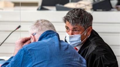 Bild: Armin Weigel/dpa/Archivbild
Im Doppelmord-Prozess vor dem Landgericht Amberg spricht der Angeklagte (l) mit seinem Verteidiger.