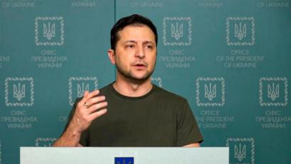 Bild: Uncredited/Ukrainian Presidential Press Office/dpa
„Wir wenden uns an die EU zur unverzüglichen Aufnahme der Ukraine nach einer neuen speziellen Prozedur“, appelliert Ukraines Präsident Wolodymyr Selenskyj in Richtung Brüssel.
