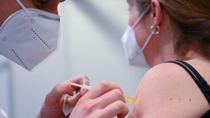 Bild: Bernd Weißbrod/dpa
Die Weltgesundheitsorganisation (WHO) wird ihren 194 Mitgliedstaaten künftig ein technisches Rahmenwerk für die Einführung von digitalen Impfzertifikaten zur Verfügung stellen.