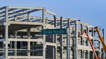 Bild: Patrick Pleul/dpa-Zentralbild/dpa
Der Produktionsstart der ersten europäischen Tesla-Fabrik in Grünheide bei Berlin hat sich wiederholt verzögert. Eigentlich sollten schon Ende 2021 die ersten Fahrzeuge vom Band laufen.