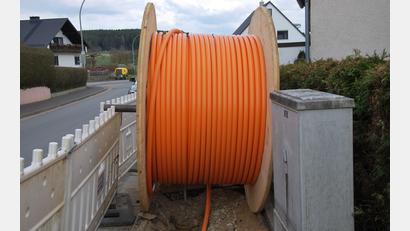 Bild: gsp
Rund 200 Kilometer Glasfaserkabel sollen bis 2024 im Hauptort Ammerthal und in den Ortsteilen Fichtenhof und Viehberg verlegt werden.