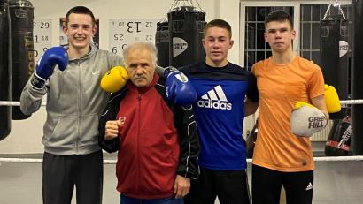 Bild: mzi
Die erfolgreichen Boxer des BC Amberg (von links): Eric Propp, Trainer Ahmed Göksu, Michael Metzler und Bundesligastarter Kirill Burbach.