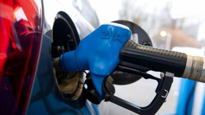 Bild: Sven Hoppe/dpa
Eine Zapfpistole steckt an einer Tankstelle in der Tanköffnung eines Fahrzeugs.