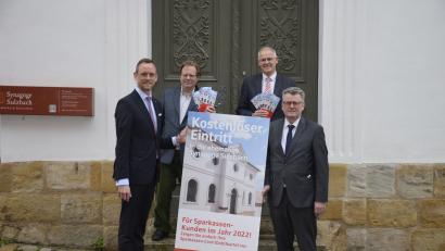 Bild: Kathrin Schmidt, Sparkasse Amberg-Sulzbach/exb
Die Kooperation besiegeln (von links) Sparkassen-Vorstandsvorsitzender Thomas Pickel, Museumsleiter Johannes Hartmann, Sparkassen-Vorstandsmitglied Alexander Düssil und Bürgermeister Michael Göth.