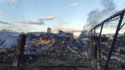 Bild: -/Ukrinform/dpa
Blick auf durch den Beschuss der russischen Armee zerstörte Häuser in Butscha unweit der ukrainischen Hauptstadt Kiew.