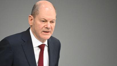Bild: Bernd von Jutrczenka/dpa
Bundeskanzler Olaf Scholz während der Sondersitzung des Bundestags zum Krieg in der Ukraine.