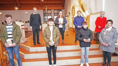 Bild: fvo
Insgesamt sechs Ministranten werden in der Pfarrkirche St. Sebastian von Pfarrer Norbert Götz verabschiedet: Julia Lukas (hinten, Zweite von links), Christian Winter (hinten, Zweiter von rechts) sowie (vorne, von links) Anton Neuber, Lukas Grünauer und Jonas Götz.