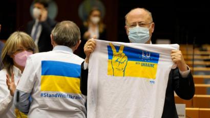 Bild: Virginia Mayo/AP/dpa
Ein Mitglied des Europäischen Parlaments hält ein T-Shirt in den Farben Blau und Gelb zur Unterstützung der Ukraine.