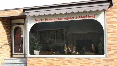 Bild: bjp
Dass sich die Schaufenster geschlossener Pressather Geschäfte bestens als Ausstellungsstätten eignen, zeigte schon der Krippenrundweg in der Advents- und Weihnachtszeit. Bald könnten dort Bilder und andere Exponate aus dem Fundus des Heimatmuseums die Neugier der Einwohner und Besucher der Stadt auf deren Historie wecken.