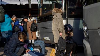 Bild: Bernat Armangue/AP/dpa
Ukrainische Bürger bereiten sich an einem Bahnhof im Westen der Ukraine vor, in einen Bus nach Polen einzusteigen.