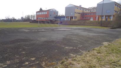 Bild: amö
Die in die Jahre gekommene Asphaltfläche an der Schule soll zu einem Multifunktionsplatz umgestaltet werden.