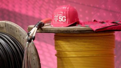 Bild: Oliver Berg/dpa
Der Mobilfunk-Ausbau mit 5G-Antennen ist vor allem für die Industrie wichtig.