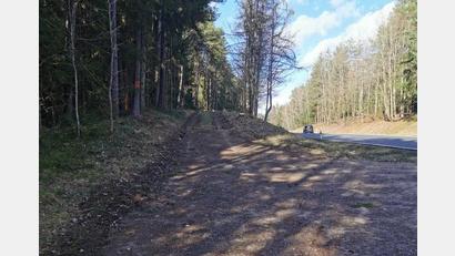 Bild: Eichl
Der Lückenschluss des Radweges zwischen Weiden und Hirschau auf Kohlberger Gemeindegebiet wird deutlich billiger als erwartet. Der Weg kann im Einvernehmen mit dem Bauamt etwas "leichter" als geplant gebaut werden.