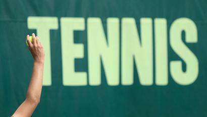 Bild: Friso Gentsch/dpa/Symbolbild
„Tennis“ steht bei einem Turnier auf einer Plane.