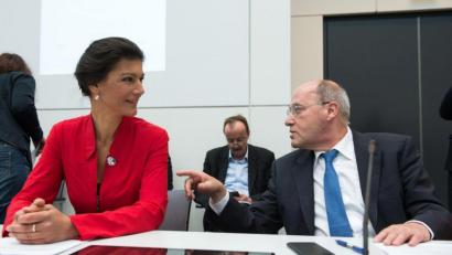 Bild: picture alliance / dpa
Gregor Gysi und Sahra Wagenknecht  unterhalten sich bei einer  Fraktionssitzung im Oktober 2015.