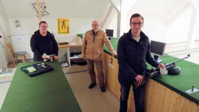 Bild: bsc
Auf die Wiederaufnahme des Übungs- und Trainingsbetriebes freuen sich (von links) Wolfgang Schlicht, Reinhard Schwarz und Adrian Käß. Für einen reibungslosen Start wurden Vereinsinventar und Sportwaffen überprüft und gründlich kontrolliert.
