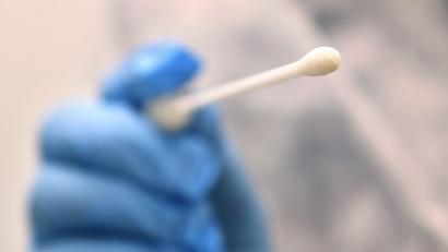 Symbolbild: Karl-Josef Hildenbrand/dpa
Ein Arzt hält einen Tupfer, mit dem ein Abstrich für einen Coronatest gemacht wird.