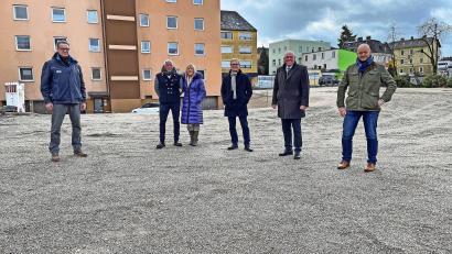 Bild: fphs
Freuten sich über rund 100 Parkplätze (von links): Projektleiter Alexander Rieß, das Ehepaar Kurt und Hanne Kögler, Architekt Thomas Sticht, Oberbürgermeister Oliver Weigel und Stadtbaumeister Stefan Büttner.