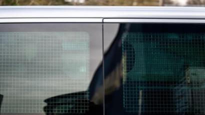 Bild: Mohssen Assanimoghaddam/dpa
Justizvollzugsbeamte fahren den verurteilten Ex-Krankenpfleger Niels Högel (l) zum Prozess in die  Weser-Ems-Hallen.