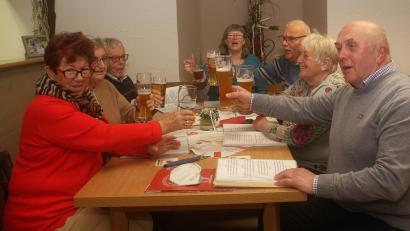 Bild: wro
Den Seniorenstammtisch im Gasthof "Grüner Baum" (Poppenreuth) hatten Carmen Altermann (links) und Gerhard Weber (rechts) auf die Beine gestellt.