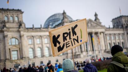 Bild: Kay Nietfeld/dpa
Eine Teilnehmerin hält das Plakat ihrer Kinder mit der Aufschrift „Krik Nein“ vor dem Reichstagsgebäude am Rande der Demonstration gegen den Krieg in der Ukraine.