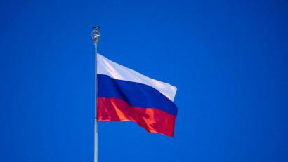 Bild: Christophe Gateau/dpa
Die Flagge der Russischen Föderation.