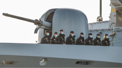 Bild: Mohssen Assanimoghaddam/dpa
Marinesoldaten der Korvette "Erfurt" auf dem Schiff, während sie den Marinestützpunkt Wilhelmshaven verlassen, um sich der Standing NATO Maritime Group 1 (SNMG 1) anzuschließen.