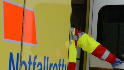 Bild: Jens Kalaene/zb/dpa
Ein Rettungsassistent steigt in einen Rettungswagen.