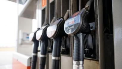 Bild: Christophe Gateau/dpa
Die Spritpreise steigen - Autofahren wird immer teurer.