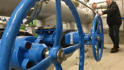 Bild: gri
Beim Wasserwerk in Engelsdorf ist ein neues Pumpenhaus für die Gemeinde Freudenberg entstanden. Bürgermeister Alwin Märkl (links) und Technischer Angestellter Andreas Bodensteiner erklären, wie es funktioniert.
