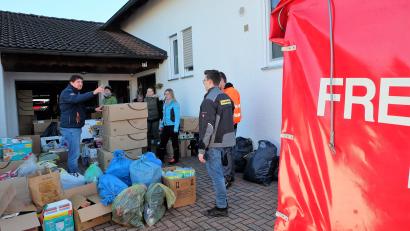 Bild: wlr
Michael Roith koordiniert das Verladen der Spenden für den Weitertransport.