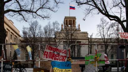 Bild: Paul Zinken/dpa
An den Absperrgittern vor der russischen Botschaft in Berlin haben Menschen Plakate angebracht.