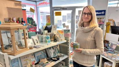 Bild: lg
Die Buchhändlerin Heike Hagl zeigt die Abteilung mit dem modernen Angebot an religiösen Objekten, die beispielsweise bei Taufe oder Erstkommunionfeier ins Blickfeld rücken.