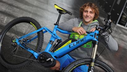 Archivbild: Felix Kästle
Cube-Mitarbeiter Thomas Männel zeigt ein E-Mountainbike mit Bosch-Antrieb.