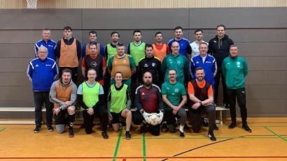 Bild: exb
Die Teilnehmer, Ausbilder und Prüfer des Lehrgangs zur C-Lizenz für Jugendfußball-Trainer beim FC Weiden-Ost.