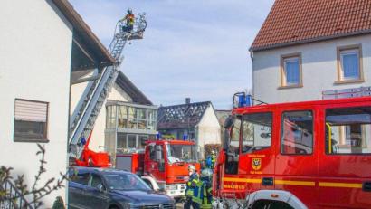 Bild: Einsatz-Report24/dpa
Einsatzkräfte der Feuerwehr löschen einen Brand in einem Einfamilienhaus im Kreis Karlsruhe. Drei Tote sind nach Angaben der Polizei dort geborgen worden.