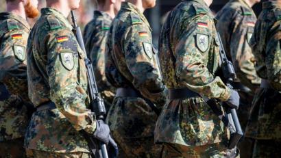 Bild: Sina Schuldt/dpa
Soldaten der Bundeswehr laufen über den Appellplatz im niedersächsischen Seedorf.