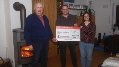 Bild: wro
Der private Spendentopf, den Nina und Martin Hartung (von rechts) für soziale Zwecke bereitgestellt hatten, war mit 1750 Euro gefüllt. Im Namen der Kinderkrebshilfe in der Region Oberpfalz-Nord bedankte sich deren Vorsitzender Herbert Putzer (links).