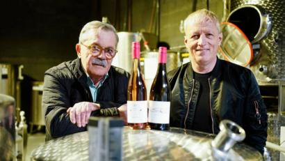 Bild: Uwe Anspach/dpa
Robert Boudier (l) und Elmar Koeller, Inhaber des Weinguts Boudier und Koeller, zwischen Weinfässern.