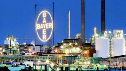 Bild: Oliver Berg/dpa
Das Bayer Werk in Leverkusen. Bayer macht wieder einen Jahresgewinn.