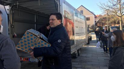 Bild: ihl
Bürgermeister Christian Ziegler hat die Ukraine-Hilfe angestoßen. Er ist überwältigt von den Kleider- und Spielzeugspenden. Ein Teil wird auf dem Wolfringer Dorfplatz gleich in einen Anhänger geladen. Sortiert wird in der Schulturnhalle.