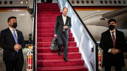 Bild: Michael Kappeler/dpa
Bundeskanzler Olaf Scholz trifft zu seinem ersten Besuch als Bundeskanzler in Israel ein.
