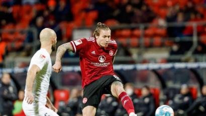 Bild: Daniel Löb/dpa
Der Nürnberger Manuel Schäffler (r) in Aktion.