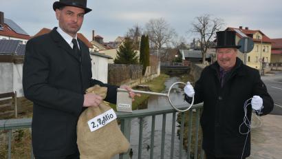 Bild: jr
Gaudiwurm-Vorsitzender Michael Zintl (links) und Zweiter Bürgermeister Johann Brandl trafen sich zum Geldbeutelwaschen und zur Rückgabe von Stadtschlüssel und Geldsäckel auf der Färberbrücke.