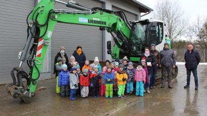 Bild: Ilona Kilian/exb
Die Kinder der Schatzinselgruppe des Kinderhauses Dorfpiraten durften den neuen Bagger der Familie Scharnagl besichtigen.