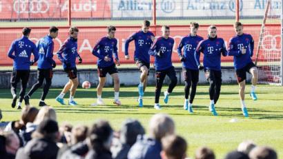 Bild: Matthias Balk/dpa
Beim ersten Training der Profis mit Fans seit Oktober 2021, wärmen sich die Spieler zu Beginn des Trainings auf.